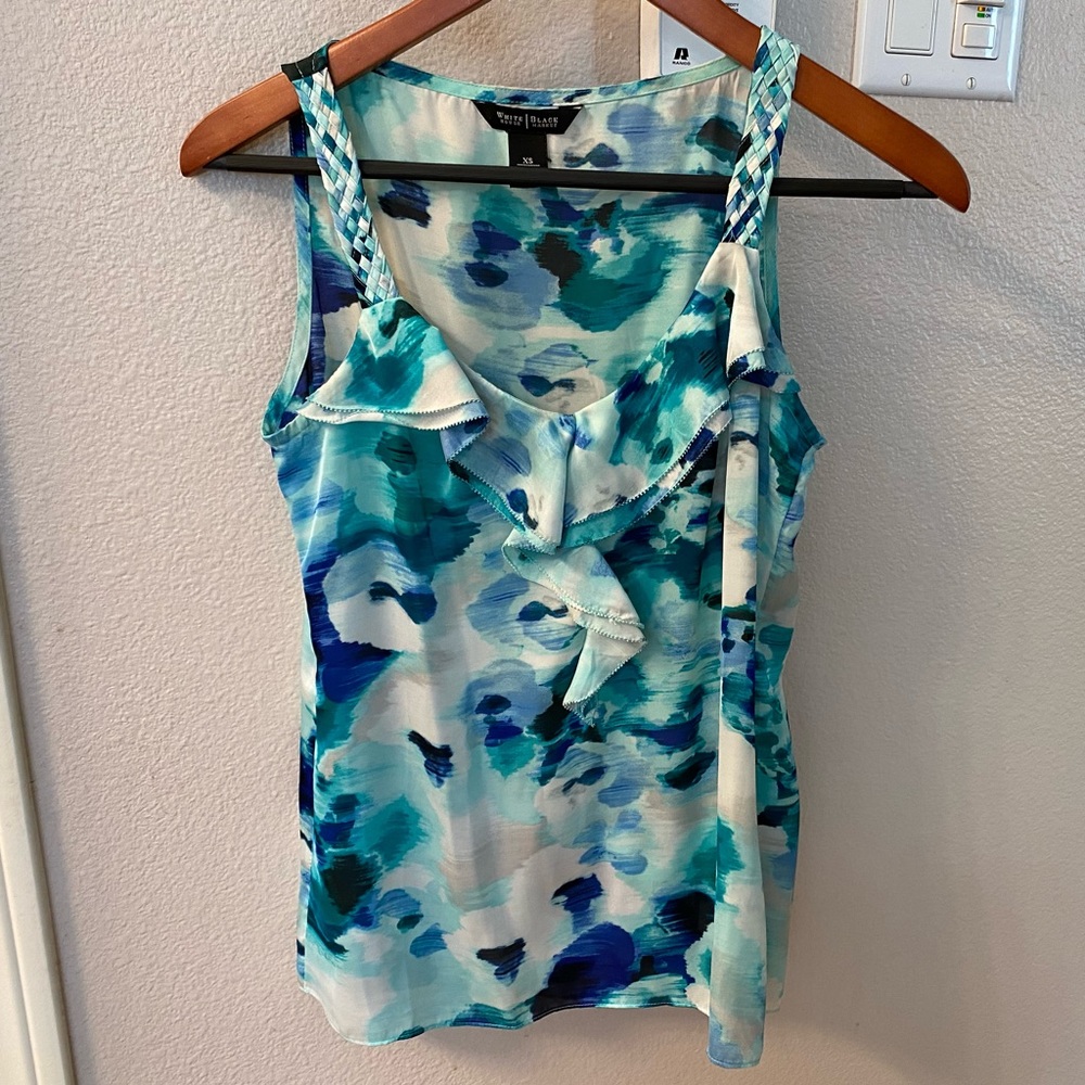 Lovely flowing ruffle neckline White House Black Market top in xs. Jade & ink